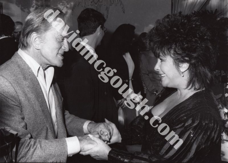Kirk Douglas and Elizabeth Taylor 1987, Los Angeles.jpg